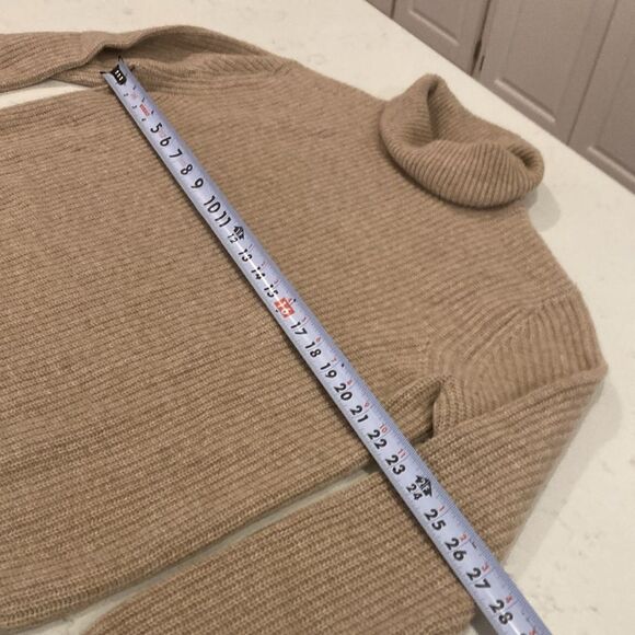 Quince 100% Mongolian Cashmere
Fisherman Turtleneck Sweater Oatmeal Tan Small - Picture 7 of 9